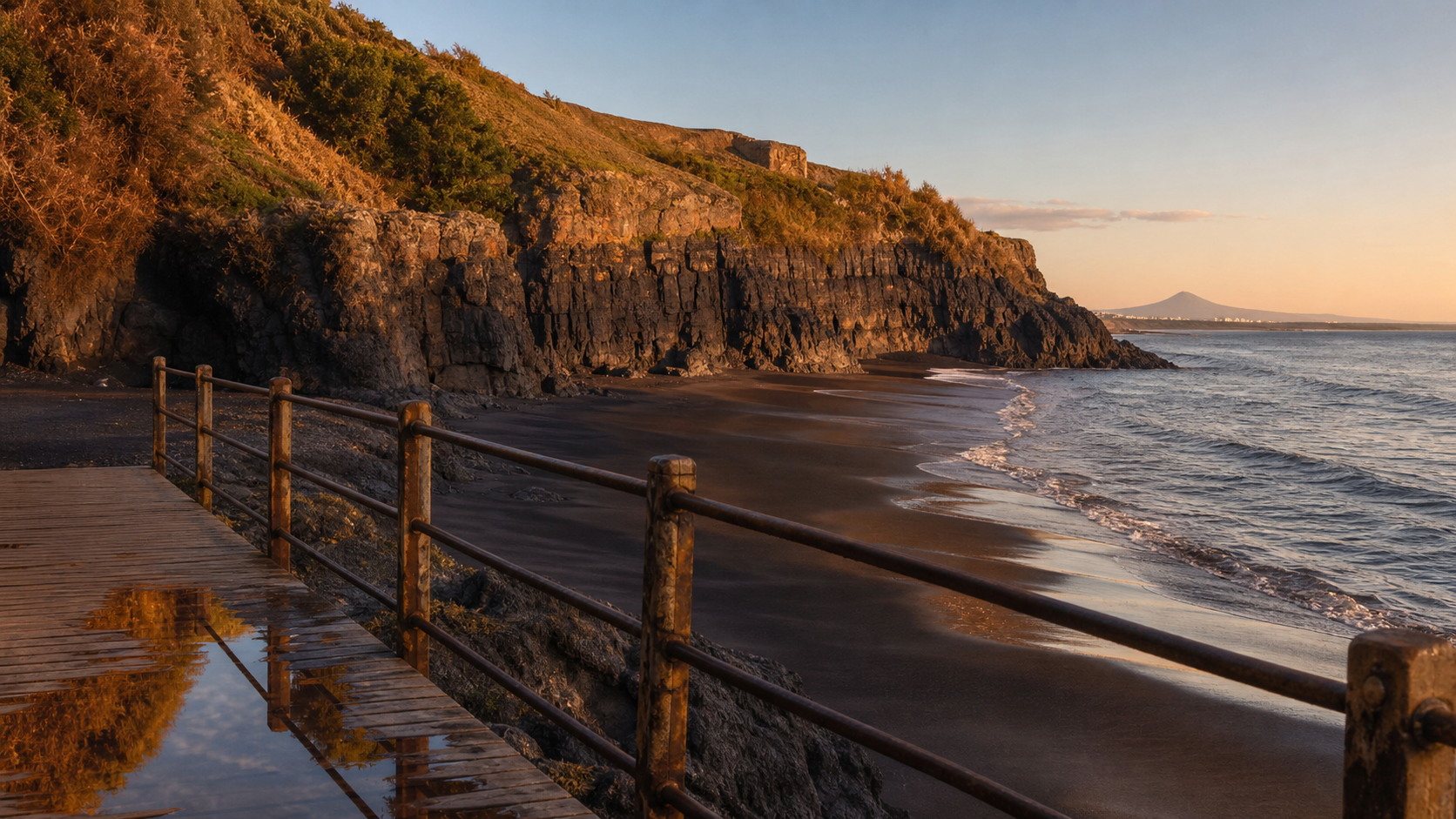 Cap d agde, coucher de soleil sur falaises volcaniques et mer