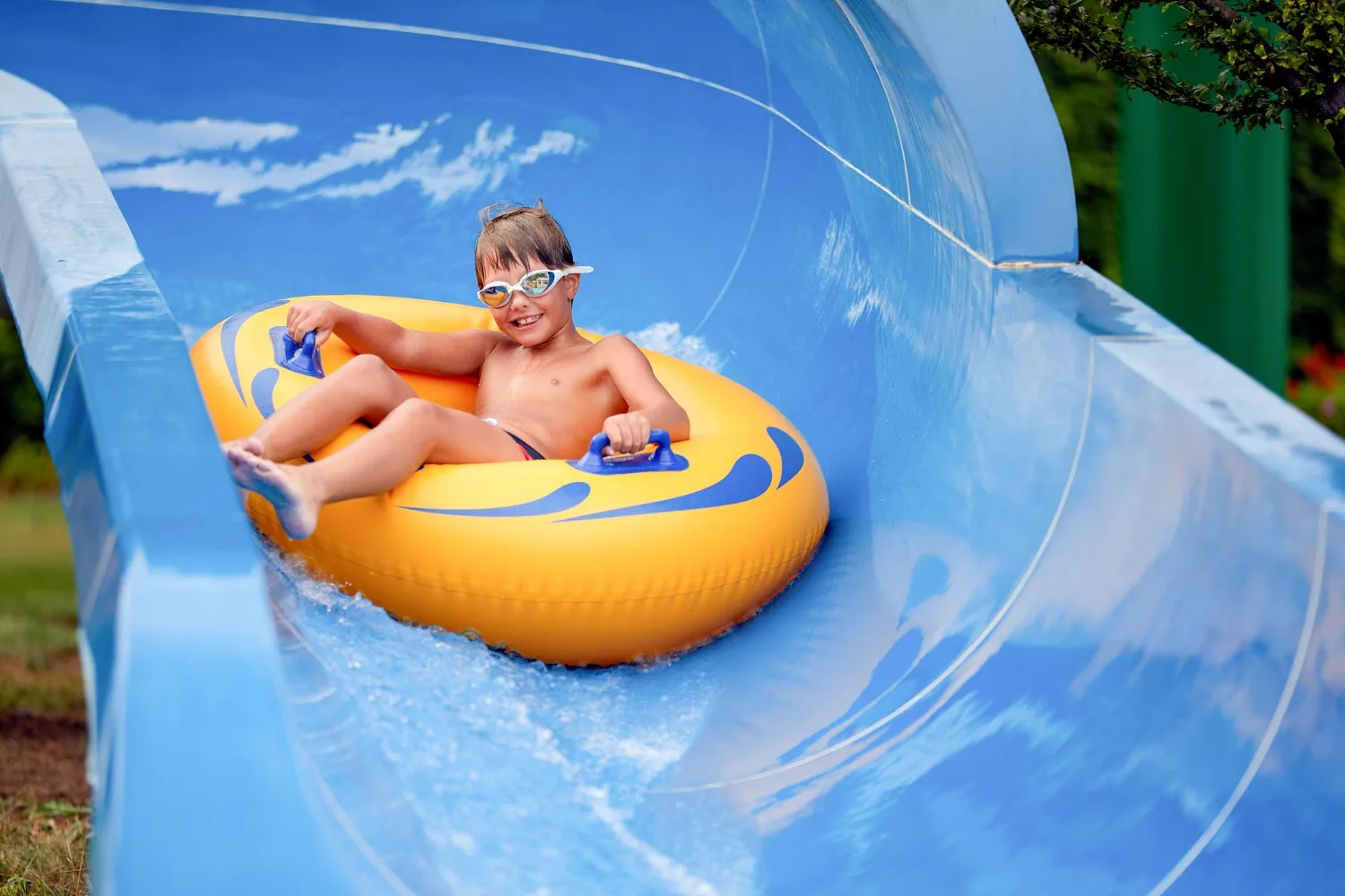 enfant qui s'amuse dans un tobbogan