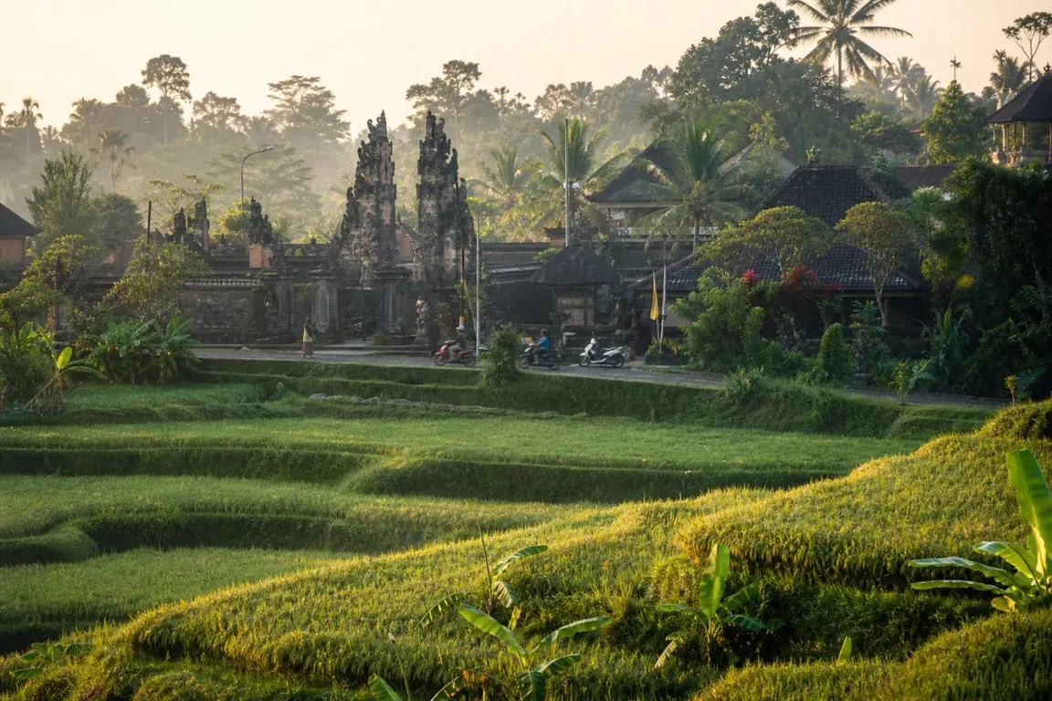 Ubud city Bali, panorama éditorial des rizières et temples au lever du soleil